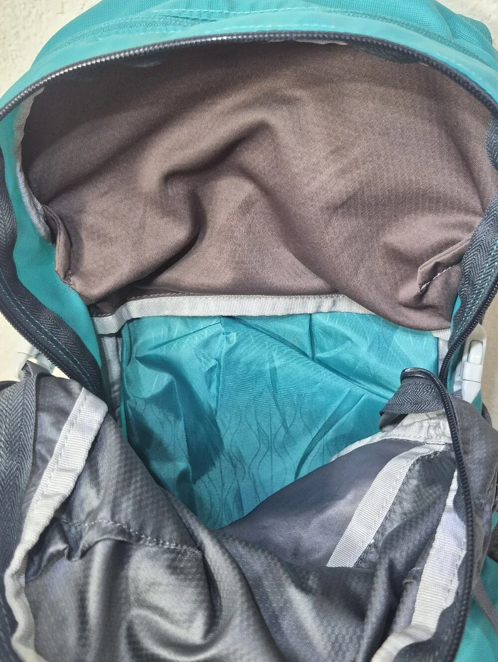 Gregory Maya 16 Backpack Women’s Gray Teal Hydration